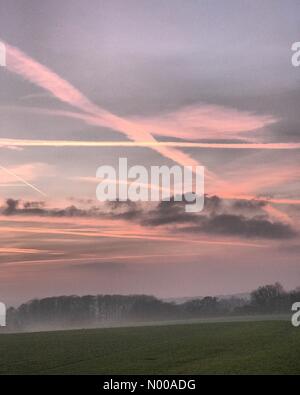 Ashstead Ln, Godalming, Regno Unito. Xvii gen, 2017. Regno Unito: Meteo Sunset over Godalming. Ashtead Lane, Godalming. 17 gen 2017. Misty condizioni su Home Counties questa sera come le temperature cadere rapidamente. In Godalming Surrey. Credito: jamesjagger/StockimoNews/Alamy Live News Foto Stock