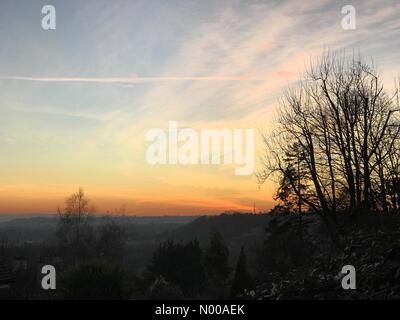 Guildford, Regno Unito. 18 gennaio, 2017. Regno Unito: Meteo tramonto su Guildford. Pewley Downs, Guildford. 18 gennaio 2017. Frosty condizioni su Home Counties questa sera come temperature è sceso al di sotto del congelamento. In Guildford Surrey. Credito: jamesjagger/StockimoNews/Alamy Live News Foto Stock