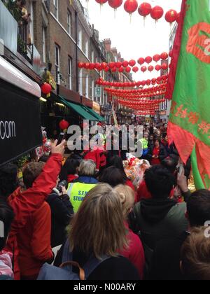 Capodanno cinese - un drago benedice negozi di Chinatown, Londra. Foto Stock