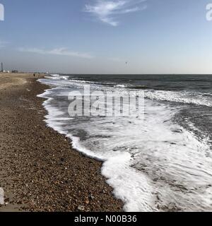 Hayling Island, Regno Unito. Xiii Febbraio, 2017. Regno Unito: Meteo Sunny a Hayling Island. Beachlands, Hayling Island. 13 feb 2017. Forti venti da Est ha portato il sole e le onde fino alla costa sud dell'Inghilterra. Hayling Island in Hampshire. Credito: jamesjagger/StockimoNews/Alamy Live News Foto Stock