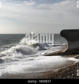 Hayling Island, Regno Unito. Xiii Febbraio, 2017. Regno Unito: Meteo Sunny a Hayling Island. Beachlands, Hayling Island. 13 feb 2017. Forti venti da Est ha portato il sole e le onde fino alla costa sud dell'Inghilterra. Hayling Island in Hampshire. Credito: jamesjagger/StockimoNews/Alamy Live News Foto Stock