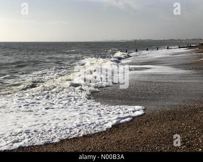 Hayling Island, Regno Unito. Xiii Febbraio, 2017. Hayling Island, Regno Unito. Xiii Febbraio, 2017. Hayling Island, Regno Unito. Xiii Febbraio, 2017. Hayling Island, Regno Unito. Xiii Febbraio, 2017. Hayling Island, Regno Unito. Xiii Febbraio, 2017. Regno Unito: Meteo Sunny a Hayling Island. Beachlands, Hayling Island. 13 feb 2017. Forti venti da Est ha portato il sole e le onde fino alla costa sud dell'Inghilterra. Hayling Island in Hampshire. Credito: jamesjagger/StockimoNews/Alamy Live News Credito: jamesjagger/StockimoNews/Alamy Live News Credito: jamesjagger/StockimoNews/Alamy Live News Credito: jamesjagger/StockimoNews/Alamy Live News Credito: jamesjagger/StockimoNews/al Foto Stock