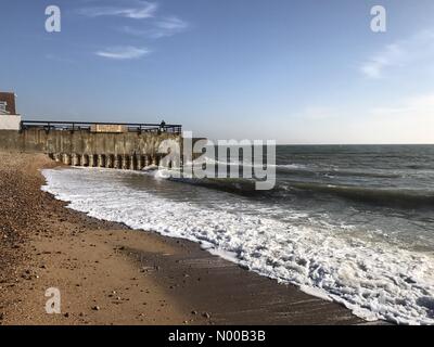 Hayling Island, Regno Unito. Xiii Febbraio, 2017. Regno Unito: Meteo Sunny a Hayling Island. Beachlands, Hayling Island. 13 feb 2017. Forti venti da Est ha portato il sole e le onde fino alla costa sud dell'Inghilterra. Hayling Island in Hampshire. Credito: jamesjagger/StockimoNews/Alamy Live News Foto Stock