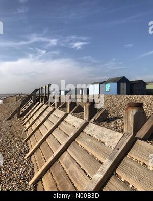 Hayling Island, Regno Unito. Xiii Febbraio, 2017. Regno Unito: Meteo Sunny a Hayling Island. Beachlands, Hayling Island. 13 feb 2017. Forti venti da Est ha portato il sole e le onde fino alla costa sud dell'Inghilterra. Hayling Island in Hampshire. Credito: jamesjagger/StockimoNews/Alamy Live News Foto Stock