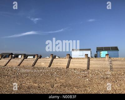 Hayling Island, Regno Unito. Xiii Febbraio, 2017. Regno Unito: Meteo Sunny a Hayling Island. Beachlands, Hayling Island. 13 feb 2017. Forti venti da Est ha portato il sole e le onde fino alla costa sud dell'Inghilterra. Hayling Island in Hampshire. Credito: jamesjagger/StockimoNews/Alamy Live News Foto Stock