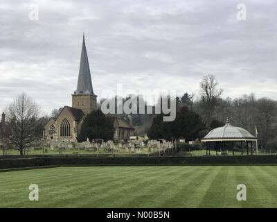 Godalming, Regno Unito. Xvii Feb, 2017. Regno Unito: Meteo Nuvoloso in Godalming. Borough Rd, Godalming. 17 feb 2017. Calma e le nuvole sopra il Home Counties questa mattina. Godalming Chiesa Parrocchiale a Godalming, Surrey. Credito: jamesjagger/StockimoNews/Alamy Live News Foto Stock