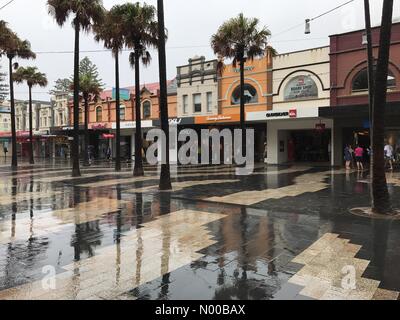 Manly NSW, Australia. Il 25 febbraio, 2017. Meteo: dopo più calde di febbraio sulla registrazione di una settimana di pioggia è Previsioni per Sydney. Nella foto è Manly Corso, main high street in Manly su Sydney spiagge del nord. Credito: Richard Milnes/StockimoNews/Alamy Live News Foto Stock