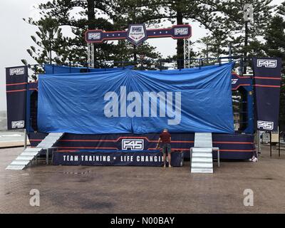 N Steyne, Manly NSW, Australia. Il 25 febbraio, 2017. Meteo: dopo più calde di febbraio sulla registrazione di una settimana di pioggia è Previsioni per Sydney. Nella foto è Manly Beach il primo giorno dell'Australian Open di surf. La F45 l'evento di formazione è stato chiuso. Credito: Richard Milnes/StockimoNews/Alamy Live News Foto Stock