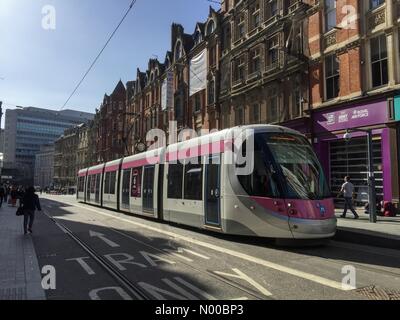 Birmingham, Regno Unito. Il 15 marzo 2017. Rosa tram di Birmingham, a Bull street, su una soleggiata giornata di primavera. Credito: Gary Parker / StockimoNews/Alamy Live News Foto Stock