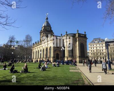 Birmingham, Regno Unito. Il 15 marzo 2017. Le persone che si godono il pranzo in primavera come meteo, seduto sull'erba al di fuori di San Filippo la cattedrale di credito: Gary Parker / StockimoNews/Alamy Live News Foto Stock