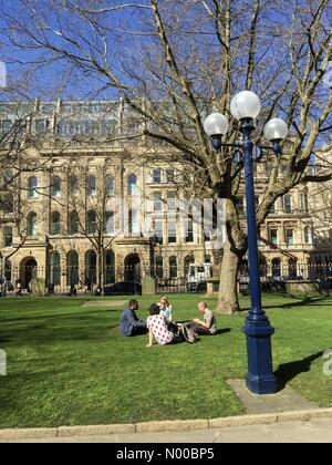 Birmingham, Regno Unito. Il 15 marzo 2017. Le persone che si godono il pranzo in primavera come meteo, seduto sull'erba al di fuori di San Filippo la cattedrale di credito: Gary Parker / StockimoNews/Alamy Live News Foto Stock