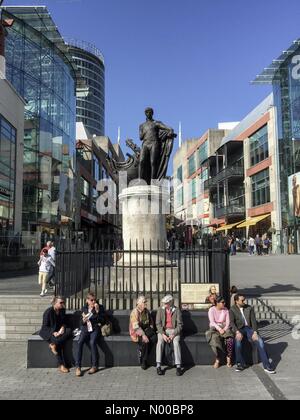 Birmingham, Regno Unito. Il 15 marzo 2017. Le persone che si godono la molla come meteo al di fuori del centro commerciale per lo shopping Bullring, vicino a St. Martins Square Credit: Gary Parker / StockimoNews/Alamy Live News Foto Stock