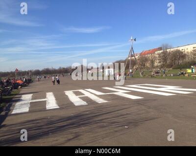 Berlino, Germania. 28 Mar, 2017. Hayir (turco per 'n') scritto a grandi lettere sull'ex aeroporto Tempelhof come una protesta contro Erdogan di riforme costituzionali, Berlin, Germania Credito: eliografiche StockimoNews //Alamy Live News Foto Stock