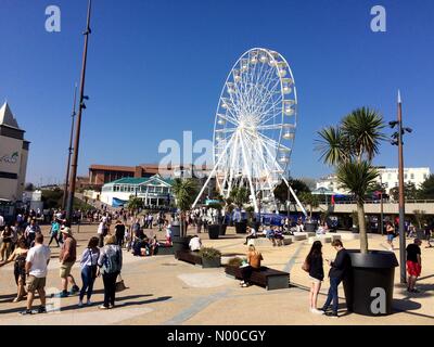 Bournemouth, Regno Unito. Il 9 aprile 2017. Regno Unito meteo. Brillante caldo sole in Bournemouth e non è nemmeno ancora di Pasqua. Credito: PA Biggins / StockimoNews/Alamy Live News Foto Stock