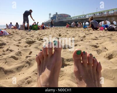 Bournemouth, Regno Unito. Il 9 aprile 2017. Regno Unito meteo. Brillante caldo sole in Bournemouth e non è nemmeno ancora di Pasqua. Spiaggia di domenica. Credito: PA Biggins / StockimoNews/Alamy Live News Foto Stock