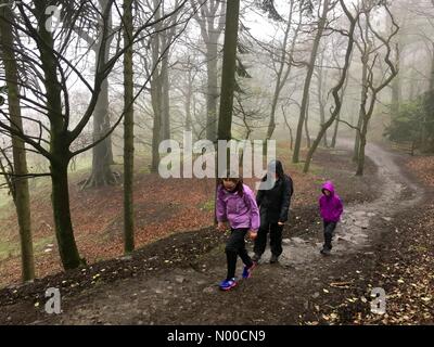 Rivington, Lancashire, Regno Unito. Xiv Apr, 2017. Meteo REGNO UNITO: pioggia e nebbia in Rivington, Lancashire. Tradizionale Venerdì Santo a piedi fino a Rivington Pike vicino a Chorley. Credito: Lancashire Immagini / StockimoNews/Alamy Live News Foto Stock