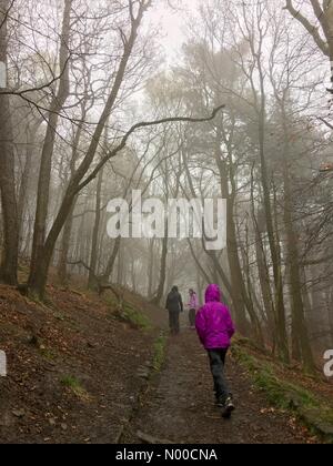 Rivington, Lancashire, Regno Unito. Xiv Apr, 2017. Meteo REGNO UNITO: pioggia e nebbia in Rivington, Lancashire. Tradizionale Venerdì Santo a piedi fino a Rivington Pike vicino a Chorley. Credito: Lancashire Immagini / StockimoNews/Alamy Live News Foto Stock