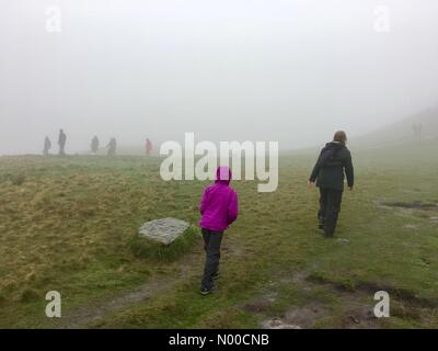 Rivington, Lancashire, Regno Unito. Xiv Apr, 2017. Meteo REGNO UNITO: pioggia e nebbia in Rivington, Lancashire. Tradizionale Venerdì Santo a piedi fino a Rivington Pike vicino a Chorley. Credito: Lancashire Immagini / StockimoNews/Alamy Live News Foto Stock