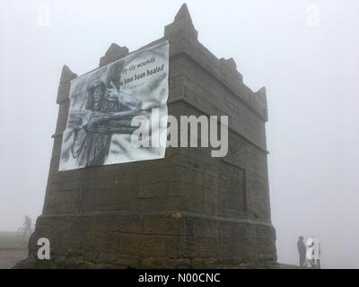 Rivington, Lancashire, Regno Unito. Xiv Apr, 2017. Meteo REGNO UNITO: pioggia e nebbia in Rivington, Lancashire. Tradizionale Venerdì Santo a piedi fino a Rivington Pike vicino a Chorley. Credito: Lancashire Immagini / StockimoNews/Alamy Live News Foto Stock