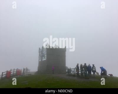 Rivington, Lancashire, Regno Unito. Xiv Apr, 2017. Meteo REGNO UNITO: pioggia e nebbia in Rivington, Lancashire. Tradizionale Venerdì Santo a piedi fino a Rivington Pike vicino a Chorley. Credito: Lancashire Immagini / StockimoNews/Alamy Live News Foto Stock