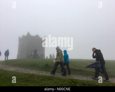 Rivington, Lancashire, Regno Unito. Xiv Apr, 2017. Meteo REGNO UNITO: pioggia e nebbia in Rivington, Lancashire. Tradizionale Venerdì Santo a piedi fino a Rivington Pike vicino a Chorley. Credito: Lancashire Immagini / StockimoNews/Alamy Live News Foto Stock