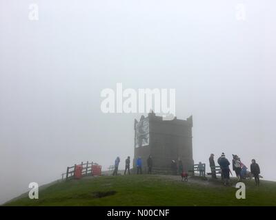 Rivington, Lancashire, Regno Unito. Xiv Apr, 2017. Meteo REGNO UNITO: pioggia e nebbia in Rivington, Lancashire. Tradizionale Venerdì Santo a piedi fino a Rivington Pike vicino a Chorley. Credito: Lancashire Immagini / StockimoNews/Alamy Live News Foto Stock