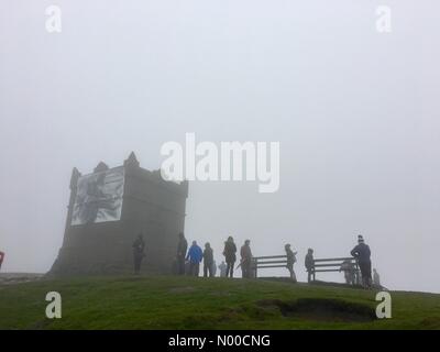 Rivington, Lancashire, Regno Unito. Xiv Apr, 2017. Meteo REGNO UNITO: pioggia e nebbia in Rivington, Lancashire. Tradizionale Venerdì Santo a piedi fino a Rivington Pike vicino a Chorley. Credito: Lancashire Immagini / StockimoNews/Alamy Live News Foto Stock