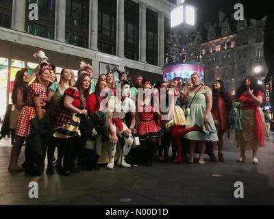 Londra, Regno Unito. Xxi Aprile, 2017. Appassionati di cosplay che pongono in London Leicester Square Credit: Emin Ozkan / StockimoNews/Alamy Live News Foto Stock