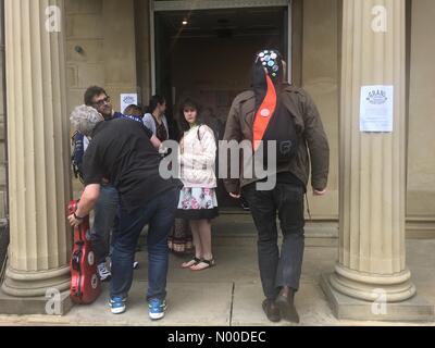 Huddersfield, West Yorkshire, Regno Unito. 06 maggio 2017. Grand Nord Ukulele Festival, una vera e propria grande festa inizia oggi in Lawrence Batley Theatre, Huddersfield. Foto Stock