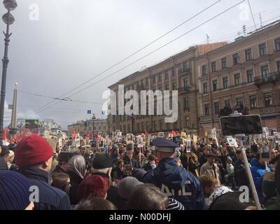 Nevsky pr., 116, Sankt-Peterburg, Russia. 09 Maggio, 2017. ST. PETERSBURG, Russia - 9 Maggio 2017 - Sfilata nel centro della città per celebrare la vittoria sulla Germania Nazista durante la Seconda Guerra Mondiale Credito: Diego Fiore/StockimoNews/Alamy Live News Foto Stock