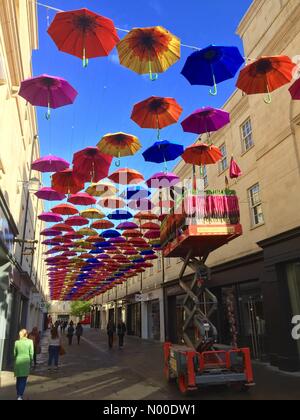 St Lawrence St, bagno BA1PQ, UK. 14 Maggio, 2017. Ombrelloni colorati essendo sospeso su St Lawrence St in Southgate per la vasca da bagno Festival 2017 a Bath, Inghilterra, UK Credit: Anthony marrone/StockimoNews/Alamy Live News Foto Stock