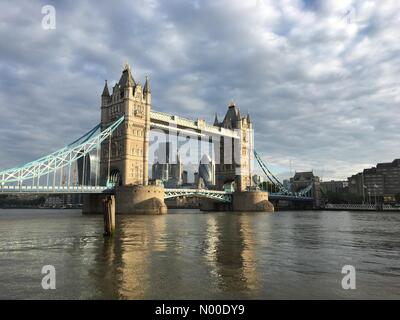 Londra, Regno Unito. 18 Maggio, 2017. Londra, Regno Unito. Il 18 maggio 2017. Il Tower Bridge e il fiume Tamigi sono immersi nella luce del sole di mattina oggi a seguito di forti piogge durante la notte nella capitale. Credito: Vickie Flores/StockimoNews/Alamy Live News Foto Stock