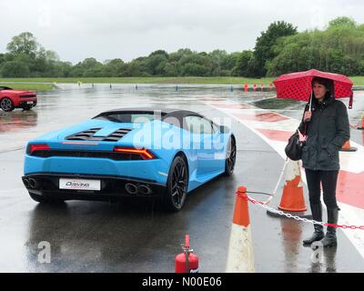 Dunsfold, Surrey, Regno Unito. 18 Maggio, 2017. Perimetro Rd, Cranleigh, UK. 18 Maggio, 2017. Regno Unito: Meteo pioggia in Dunsfold. Aerodromo di Dunsfold, Godalming. Il 18 maggio 2017. Pioggia pesante su Home Counties questo pomeriggio. Un umido molto Top Gear via in Dunsfold. Credito: jamesjagger/StockimoNews/Alamy Live News Credito: jamesjagger / StockimoNews/Alamy Live News Foto Stock