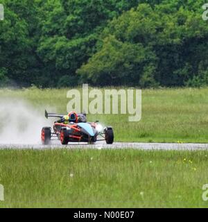 Dunsfold, Surrey, Regno Unito. 18 Maggio, 2017. Perimetro Rd, Cranleigh, UK. 18 Maggio, 2017. Regno Unito: Meteo pioggia in Dunsfold. Aerodromo di Dunsfold, Godalming. Il 18 maggio 2017. Pioggia pesante su Home Counties questo pomeriggio. Un umido molto Top Gear via in Dunsfold. Credito: jamesjagger/StockimoNews/Alamy Live News Credito: jamesjagger / StockimoNews/Alamy Live News Foto Stock