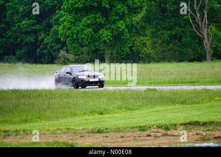 Perimetro Rd, Cranleigh, UK. 18 Maggio, 2017. Dunsfold, Surrey, Regno Unito. 18 Maggio, 2017. Regno Unito: Meteo pioggia in Dunsfold. Aerodromo di Dunsfold, Godalming. Il 18 maggio 2017. Pioggia pesante su Home Counties questo pomeriggio. Un umido molto Top Gear via in Dunsfold. Credito: jamesjagger / StockimoNews/Alamy Live News Credito: jamesjagger/StockimoNews/Alamy Live News Foto Stock