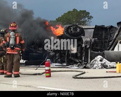 Daytona Beach, Florida, Stati Uniti d'America. 22 Maggio, 2017. Veicolo sul fuoco sulla I-95 a Daytona Beach, FL su 05/22/2017 Credit: wendy chapdelaone / StockimoNews/Alamy Live News Foto Stock