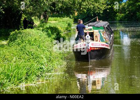 Regno Unito: meteo soleggiate di Godalming. Modo Woolsack, Godalming. Il 24 maggio 2017. Alta pressione condizioni anticyclonic ha portato un clima caldo e all'Home Counties oggi. Il fiume Wey, Godalming, Surrey. Credito: jamesjagger / StockimoNews/Alamy Live News Foto Stock