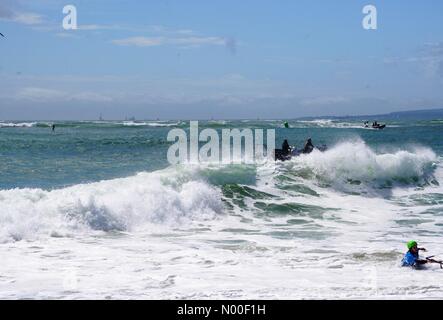 Beachlands, Hayling Island. 11 giugno 2017. Meteo REGNO UNITO: Vergine Kitesurf Armada, Hayling Island. Kitesurfisti rendendo la maggior parte del vento di oggi. Kitesurf a Hayling Island, Hants. Credito: jamesjagger/StockimoNews/Alamy Live News Foto Stock