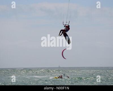 Beachlands, Hayling Island. 11 giugno 2017. Meteo REGNO UNITO: Vergine Kitesurf Armada, Hayling Island. Kitesurfisti rendendo la maggior parte del vento di oggi. Kitesurf a Hayling Island, Hants. Credito: jamesjagger/StockimoNews/Alamy Live News Foto Stock