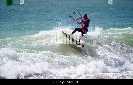 Beachlands, Hayling Island. 11 giugno 2017. Meteo REGNO UNITO: Vergine Kitesurf Armada, Hayling Island. Kitesurfisti rendendo la maggior parte del vento di oggi. Kitesurf a Hayling Island, Hants. Credito: jamesjagger/StockimoNews/Alamy Live News Foto Stock