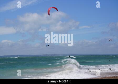 Beachlands, Hayling Island. 11 giugno 2017. Meteo REGNO UNITO: Vergine Kitesurf Armada, Hayling Island. Kitesurfisti rendendo la maggior parte del vento di oggi. Kitesurf a Hayling Island, Hants. Credito: jamesjagger/StockimoNews/Alamy Live News Foto Stock