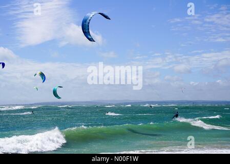 Beachlands, Hayling Island. 11 giugno 2017. Meteo REGNO UNITO: Vergine Kitesurf Armada, Hayling Island. Kitesurfisti rendendo la maggior parte del vento di oggi. Kitesurf a Hayling Island, Hants. Credito: jamesjagger/StockimoNews/Alamy Live News Foto Stock