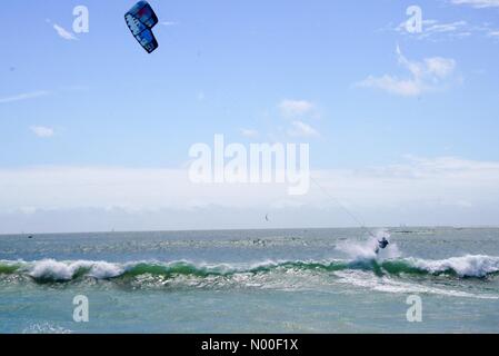 Beachlands, Hayling Island. 11 giugno 2017. Meteo REGNO UNITO: Vergine Kitesurf Armada, Hayling Island. Kitesurfisti rendendo la maggior parte del vento di oggi. Kitesurf a Hayling Island, Hants. Credito: jamesjagger/StockimoNews/Alamy Live News Foto Stock