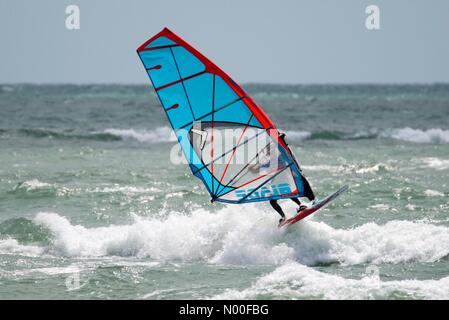 West Wittering beach, West Sussex. Il 23 giugno 2017. Regno Unito Meteo: intervalli di sole a Wittering. Luminoso e arieggiato condizioni lungo la costa sud di oggi. Un windsurf a West Wittering beach. Credito: jamesjagger/StockimoNews/Alamy Live News Foto Stock