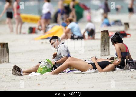 West Wittering beach, West Sussex. Il 23 giugno 2017. Regno Unito Meteo: intervalli di sole a Wittering. Luminoso e arieggiato condizioni lungo la costa sud di oggi. Trippers giorno a West Wittering beach. Credito: jamesjagger/StockimoNews/Alamy Live News Foto Stock