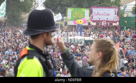 Glastonbury, Regno Unito. 23 GIU, 2017. Glastonbury Festival 2017. Un poliziotto viene fatta dal Festival goer Credito: Andrew Marshall / StockimoNews/Alamy Live News Foto Stock
