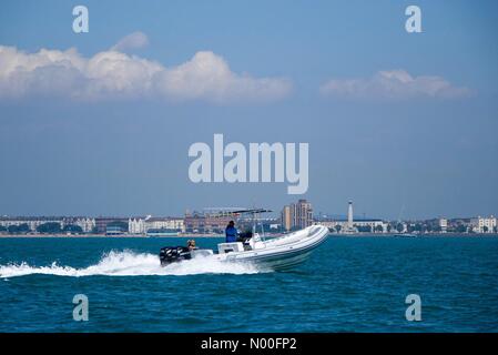 Portsmouth, Regno Unito. 9 lug 2017. Regno Unito: Meteo soleggiata sul Solent. Portsmouth, Hants. 09a luglio 2017. Alta pressione condizioni anticyclonic portato tempo soleggiato fino alla costa sud di oggi. La nautica off Portsmouth in Hampshire. Credito: jamesjagger/StockimoNews/Alamy Live News Foto Stock