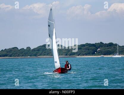 Portsmouth, Regno Unito. 9 lug 2017. Regno Unito: Meteo soleggiata sul Solent. Portsmouth, Hants. 09a luglio 2017. Alta pressione condizioni anticyclonic portato tempo soleggiato fino alla costa sud di oggi. Barca a vela off Portsmouth in Hampshire. Credito: jamesjagger/StockimoNews/Alamy Live News Foto Stock