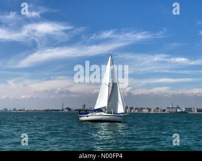 S Parade, Portsmouth, Southsea, Regno Unito. 09 Luglio, 2017. Regno Unito: Meteo soleggiata sul Solent. Portsmouth, Hants. 09a luglio 2017. Alta pressione condizioni anticyclonic portato tempo soleggiato fino alla costa sud di oggi. Barca a vela off Portsmouth in Hampshire. Credito: jamesjagger/StockimoNews/Alamy Live News Foto Stock