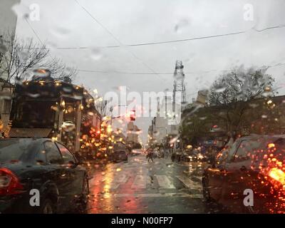 Calle 47 767,AKG La Plata, Buenos Aires, Argentina. 09 Luglio, 2017. Giorno di pioggia a La Plata, Argentina Credito: Federico Julien/StockimoNews/Alamy Live News Foto Stock